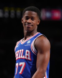 开云体育官网登入-12板生涯新高！埃奇库姆：道格·韦斯特总告诉我必须抢板