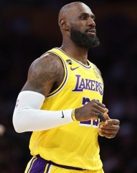 开云体育官网登入-ESPN：联盟多位消息人士建议詹姆斯前往掘金，与约基奇联手